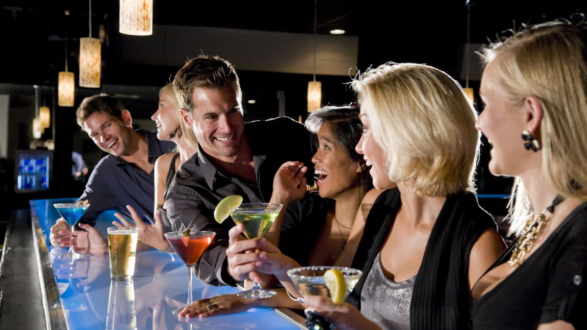 Charlas de borrachos: las 10 conversaciones de bar que más vas a escuchar estos días