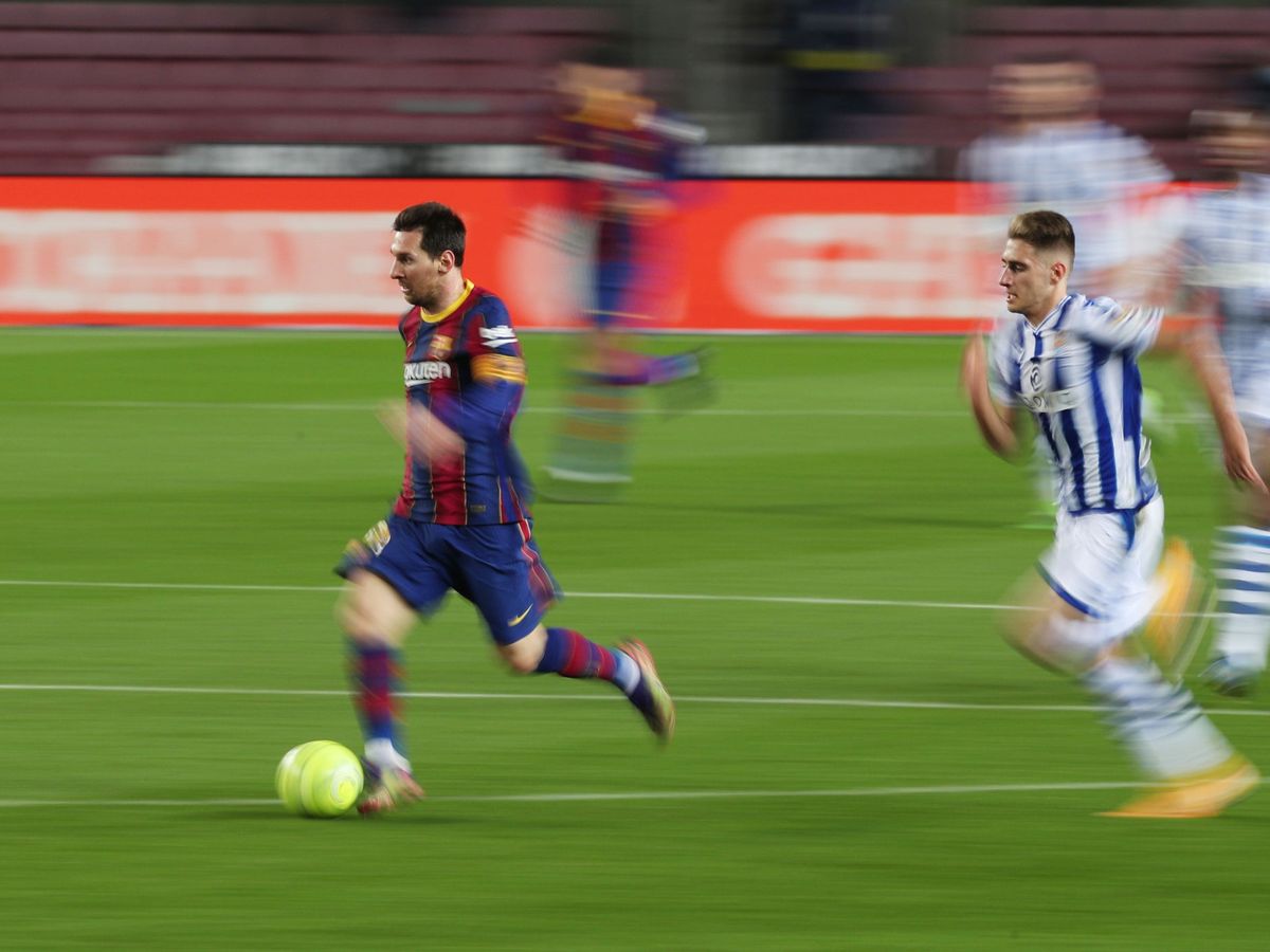 Foto: Messi conduce el balón en una de las jugadas de esta noche (Reuters)