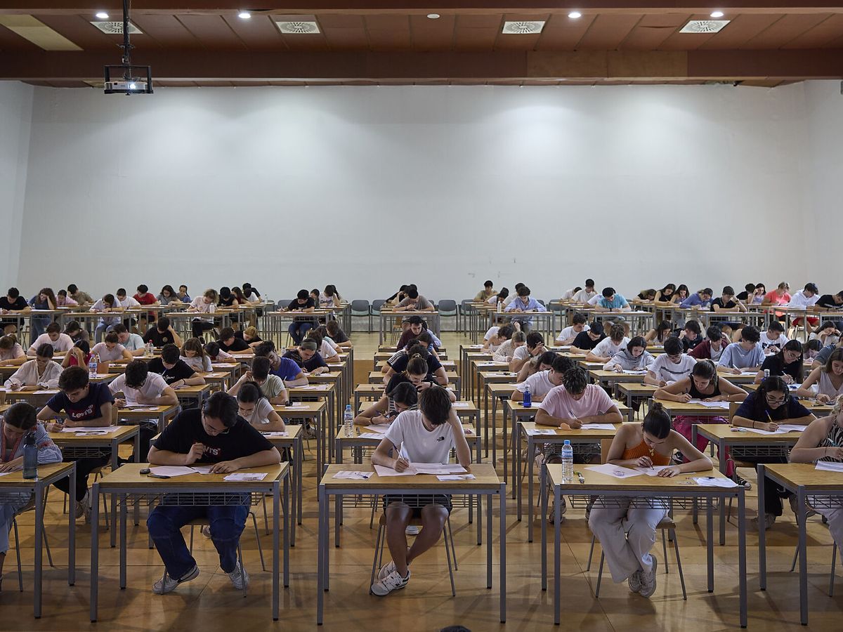 Foto: Estudiantes momentos antes de la prueba EVAU. (EFE/Manu Reino)