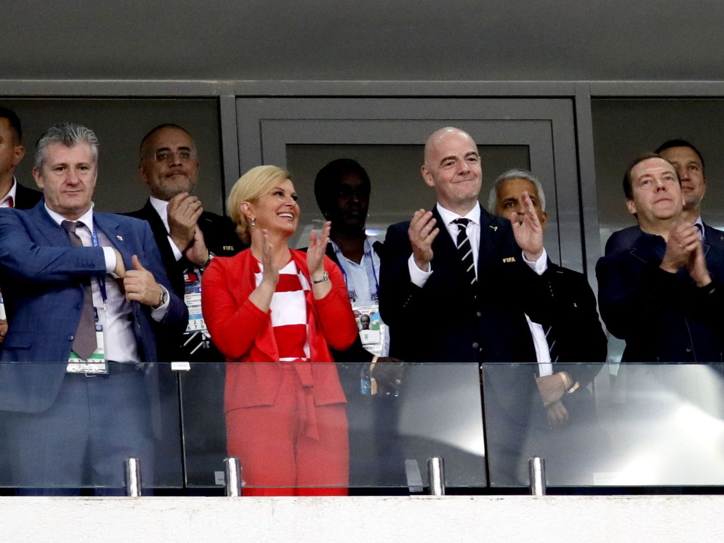 Suker (segundo por la izquierda), en el palco junto a Grabar-Kitarovic (presidenta croata), Infantino (presidente de la FIFA) y Medvedev (primer ministro ruso). (EFE)