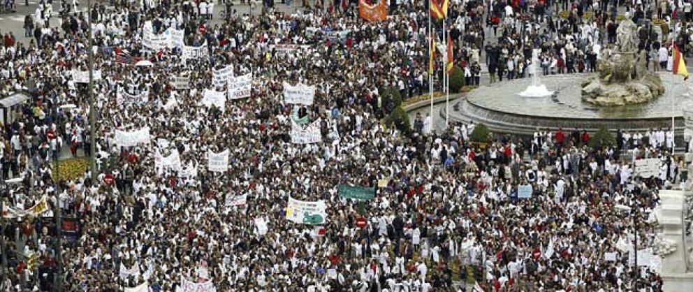 Foto: Una 'marcha blanca' en defensa de la sanidad pública recorre Madrid