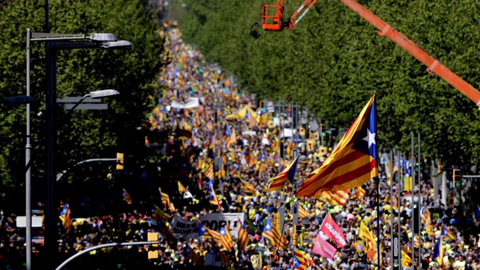 Foto: Manifestación convocada este domingo en Barcelona por Espai Democràcia i Convivència. (EFE)