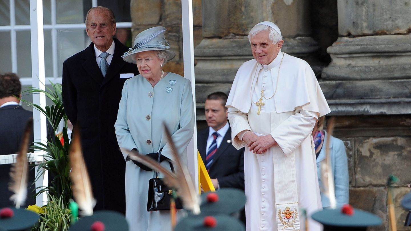 La reina Isabel II, el príncipe de Edimburgo y el papa Benedicto XVI. (EFE/Claudio Onorati)