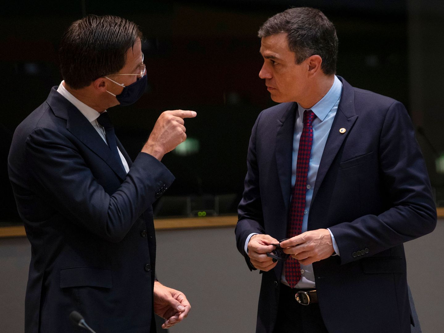 Rutte habla con el presidente del Gobierno español durante un Consejo Europeo. (Reuters)