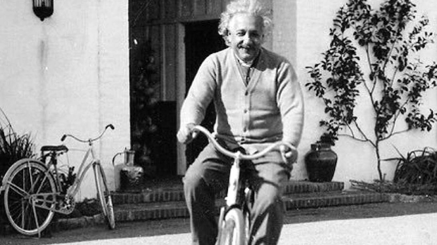 Einstein montando en bicicleta