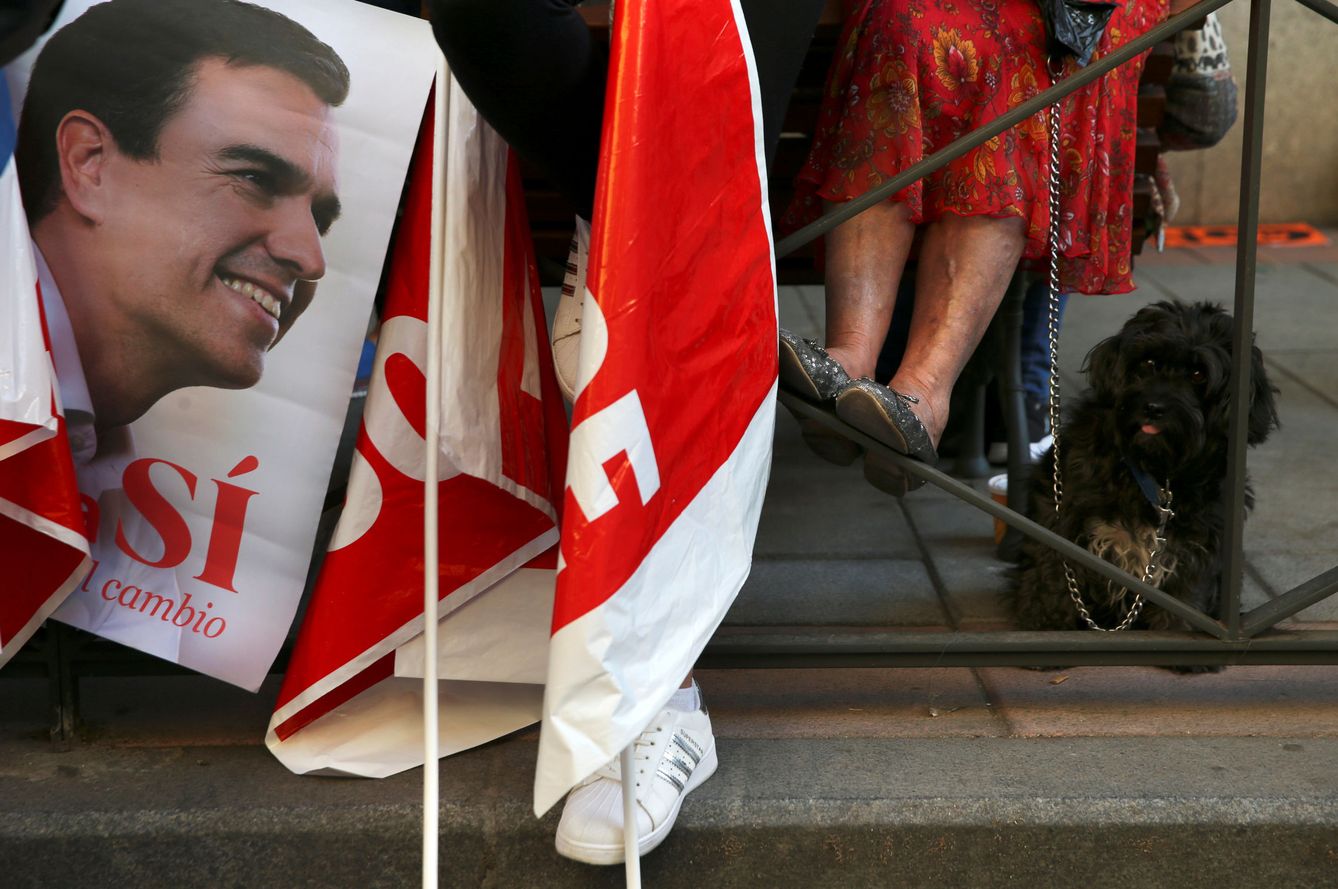 Simpatizantes de Pedro Sánchez hacen guardia en la puerta de la sede socialista. (Reuters)