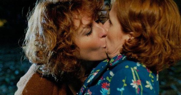 Foto: El beso con el que Celia sorprende a Dolores en 'Allí abajo'.