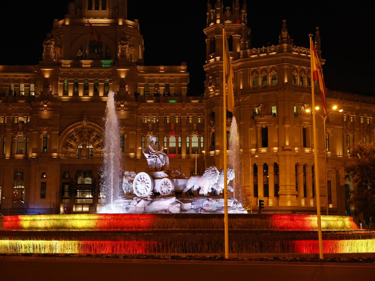 Foto: La fuente de la Cibeles iluminada con la bandera de España. (EFE/Ballesteros)