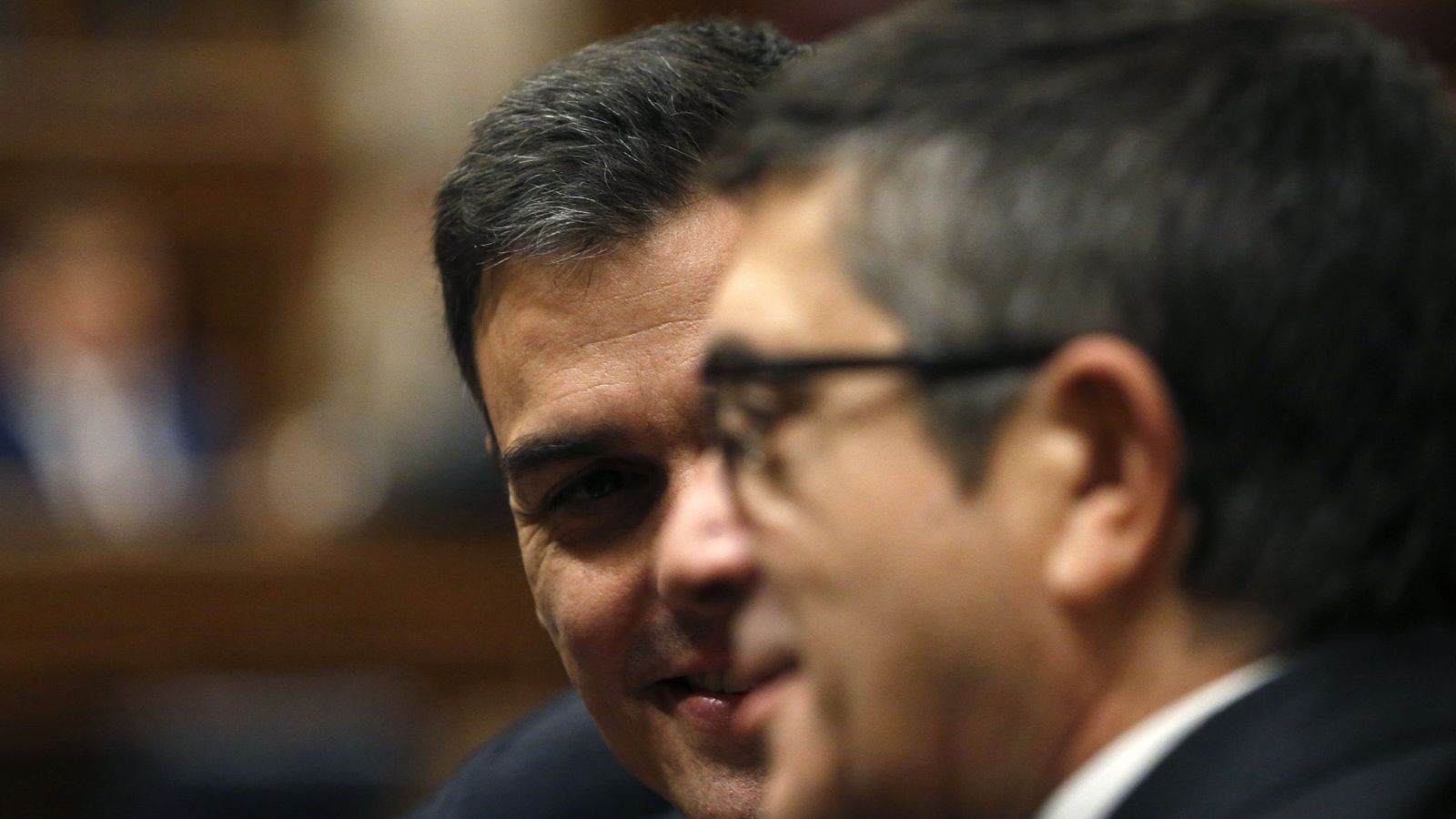 Foto: Pedro Sánchez felicita a Patxi López, elegido este miércoles como nuevo presidente del Congreso. (EFE)