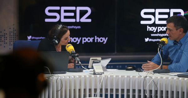 Foto: El secretario general del PSOE, Pedro Sánchez, responde a la periodista Pepa Bueno (i) durante una entrevista en la cadena SER. (EFE)