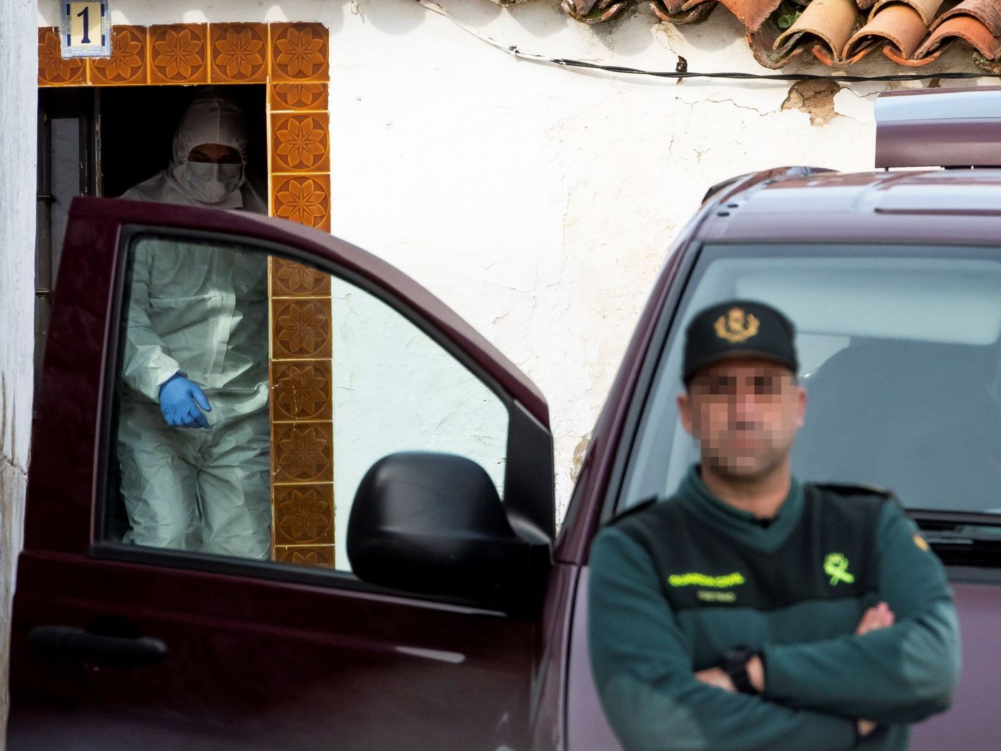 Agentes de la Guardia Civil continúan en el registro de la casa de Bernardo Montoya. (EFE)