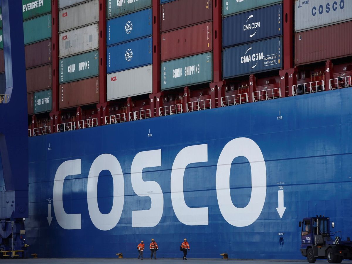 Foto: Un buque portacontenedores de Cosco, atracado en el puerto de El Pireo. (EFE/Yannis Kolesidis)