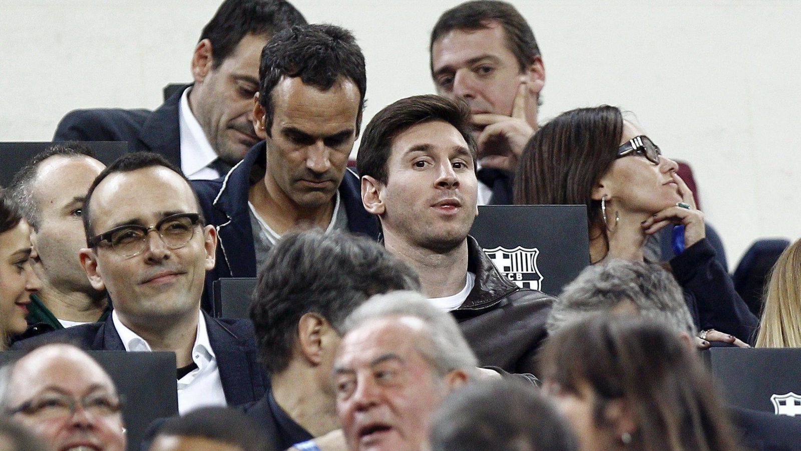 Foto: Leo Messi en el palco del Camp Nou (Efe)