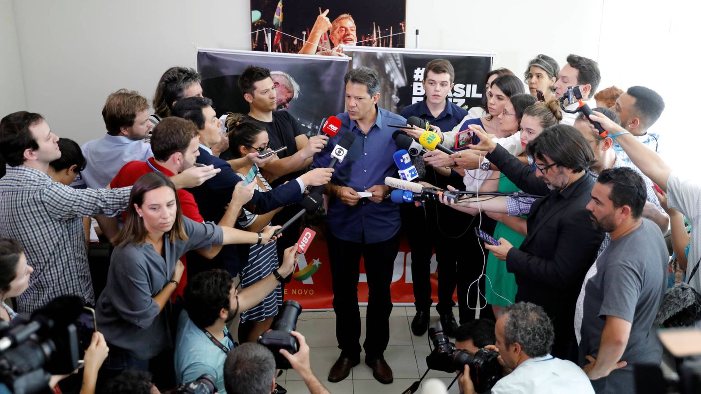 El candidato del PT Fernando Haddad habla con periodistas durante una rueda de prensa en Sao Paulo. (Reuters)