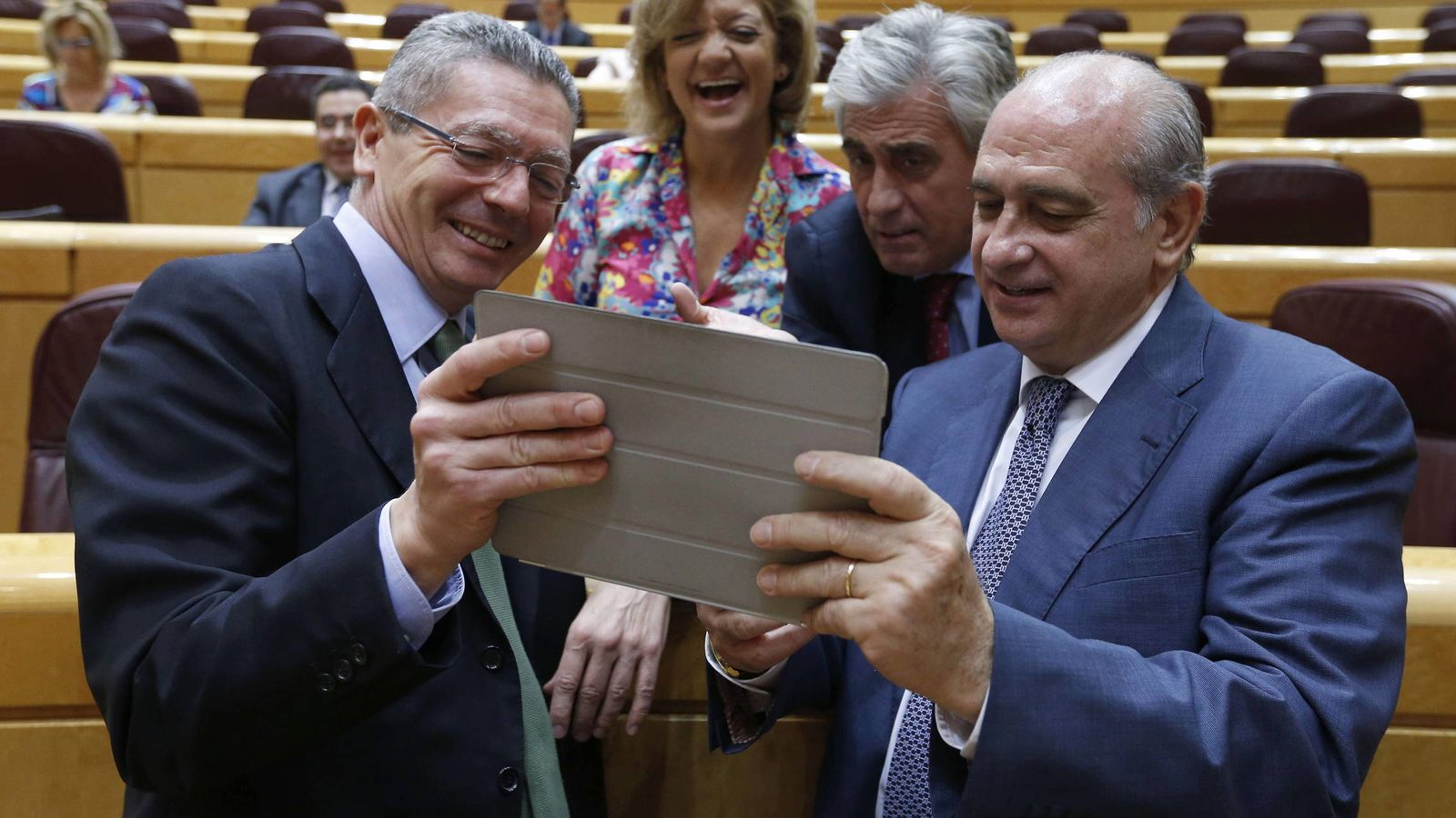 Foto: Imagen de archivo de políticos utilizando una tablet en el Senado (EFE)