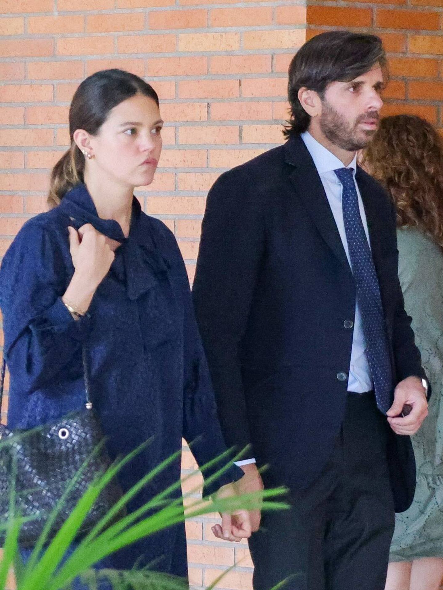 Álvaro Falcó e Isabelle Junot en el tanatorio de Marta Chávarri. (Gtres)