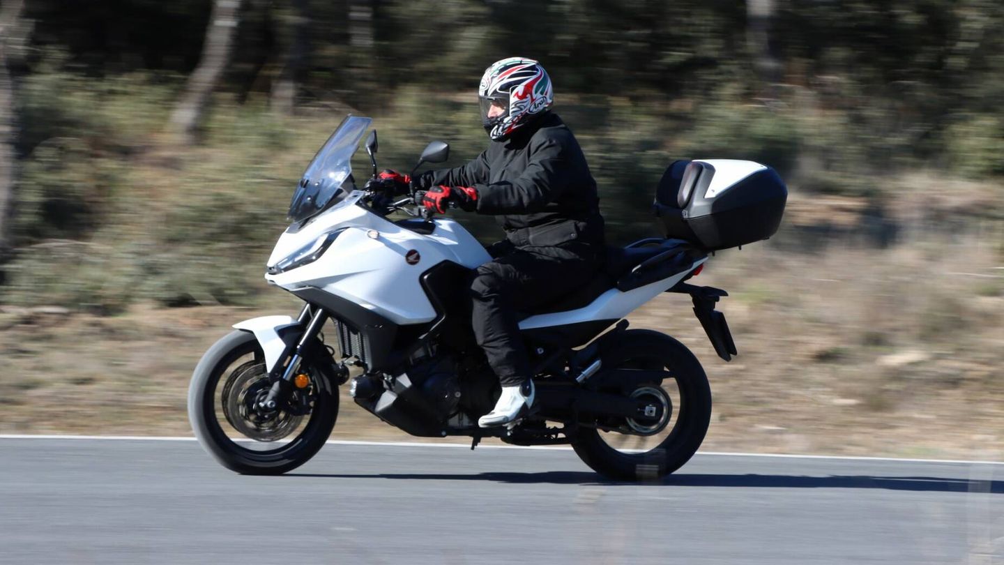 Puestos a viajar, la Honda NT1100 ofrece todo lo que puedes esperar en una moto de marcada orientación turística.
