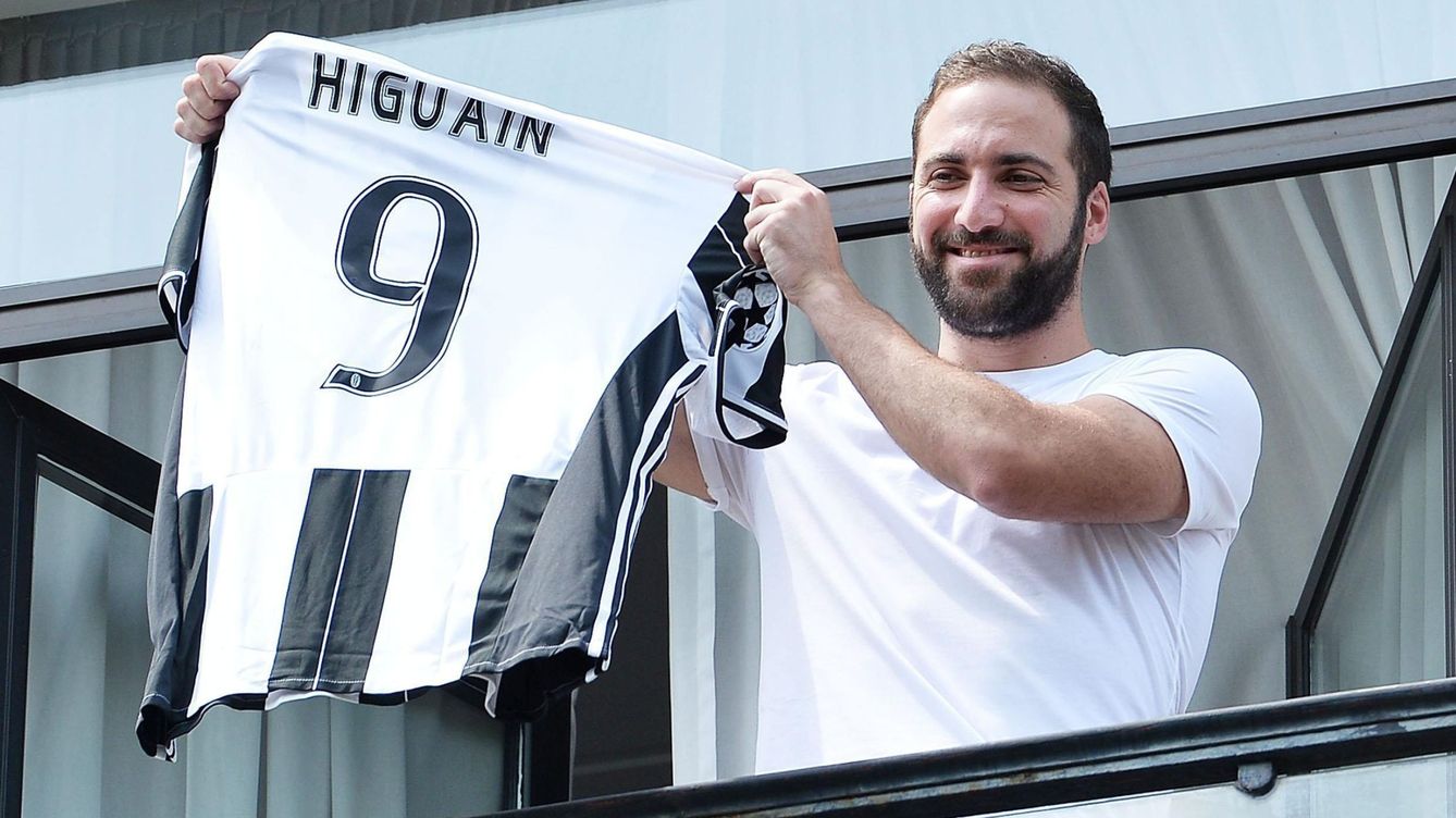 Foto: Higuaín posa en las oficinas de la Juventus en Turín (EFE)