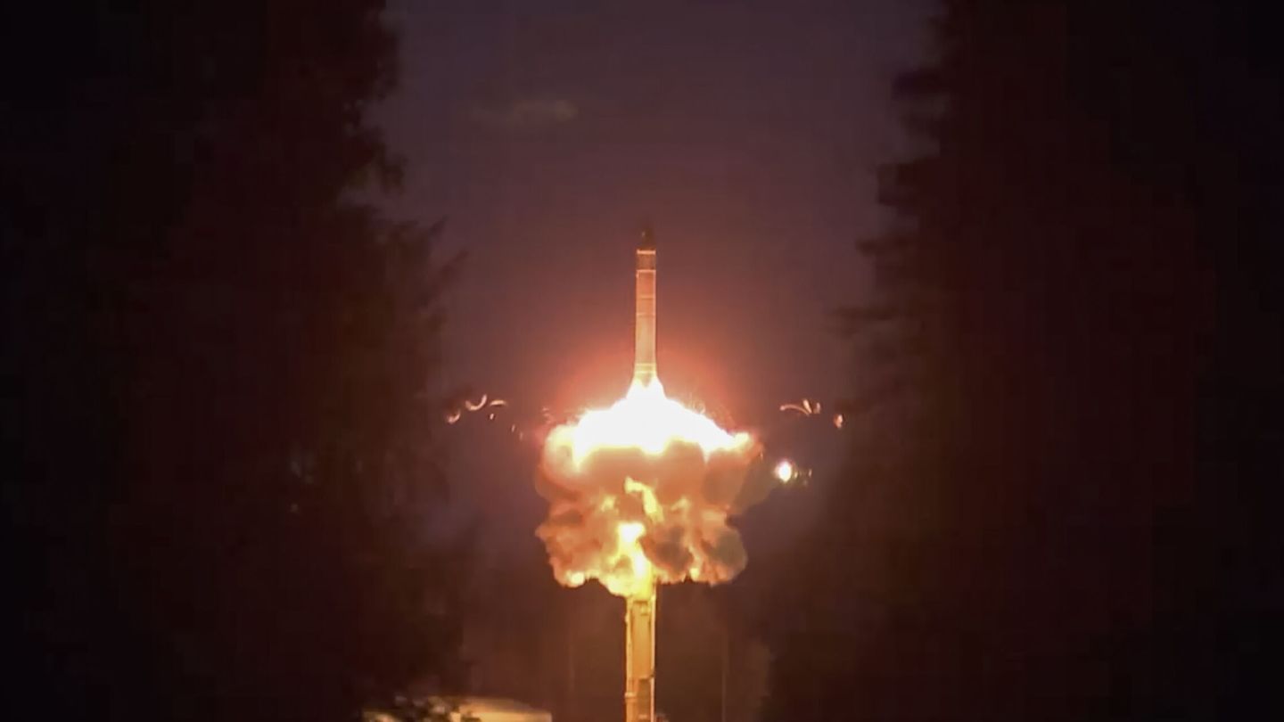 Plesetsk (Russian Federation), 25 10 2023.- A handout still image taken from handout video provided by the Russian Defence ministry press service shows the launch of the Yars intercontinental ballistic missile during a training of strategic nuclear deterrent forces under the leadership of the President of the Russian Federation, Supreme Commander-in-Chief of the Armed Forces of the Russian Federation Vladimir Putin from the state test cosmodrome in Plesetsk, Russia, 25 October 2023. The Russian military conducted training with the forces and means of the ground, sea and air components of the nuclear deterrent forces. 'ÄòDuring the training, practical launches of ballistic and cruise missiles took place. The Yars intercontinental ballistic missile was launched from the Plesetsk state test cosmodrome at the Kura test site in Kamchatka,'Äô the Kremlin said. According to the message, from the Barents Sea from a nuclear missile submarine the strategic cruiser Tula launched the Sineva ballistic missile. (Rusia, Roma) EFE EPA RUSSIAN DEFENCE MINISTRY PRESS SERVICE HANDOUT HANDOUT EDITORIAL USE ONLY NO SALES HANDOUT EDITORIAL USE ONLY NO SALES 