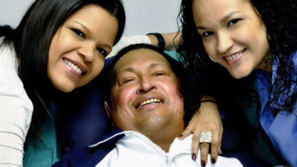 El Gobierno muestra fotos de Chávez sonriente y dice que lleva una cánula para respirar