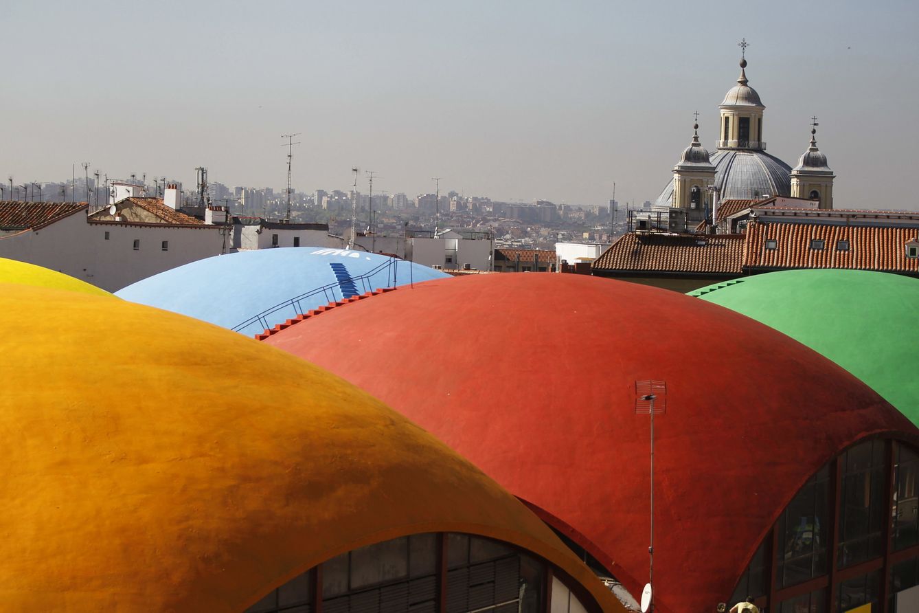 Vista del Mercado de la Cebada con el mural de casi 6.000 metros cuadrados realizado en 2013 por el grupo artístico Boamistura. (Fernando Alvarado/EFE)