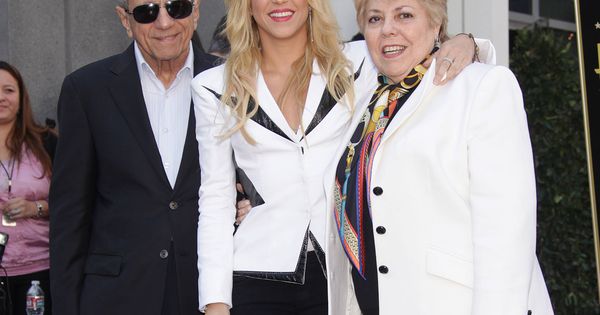Foto: La cantante Shakira junto a sus padres en una imagen de archivo. (Gtres)