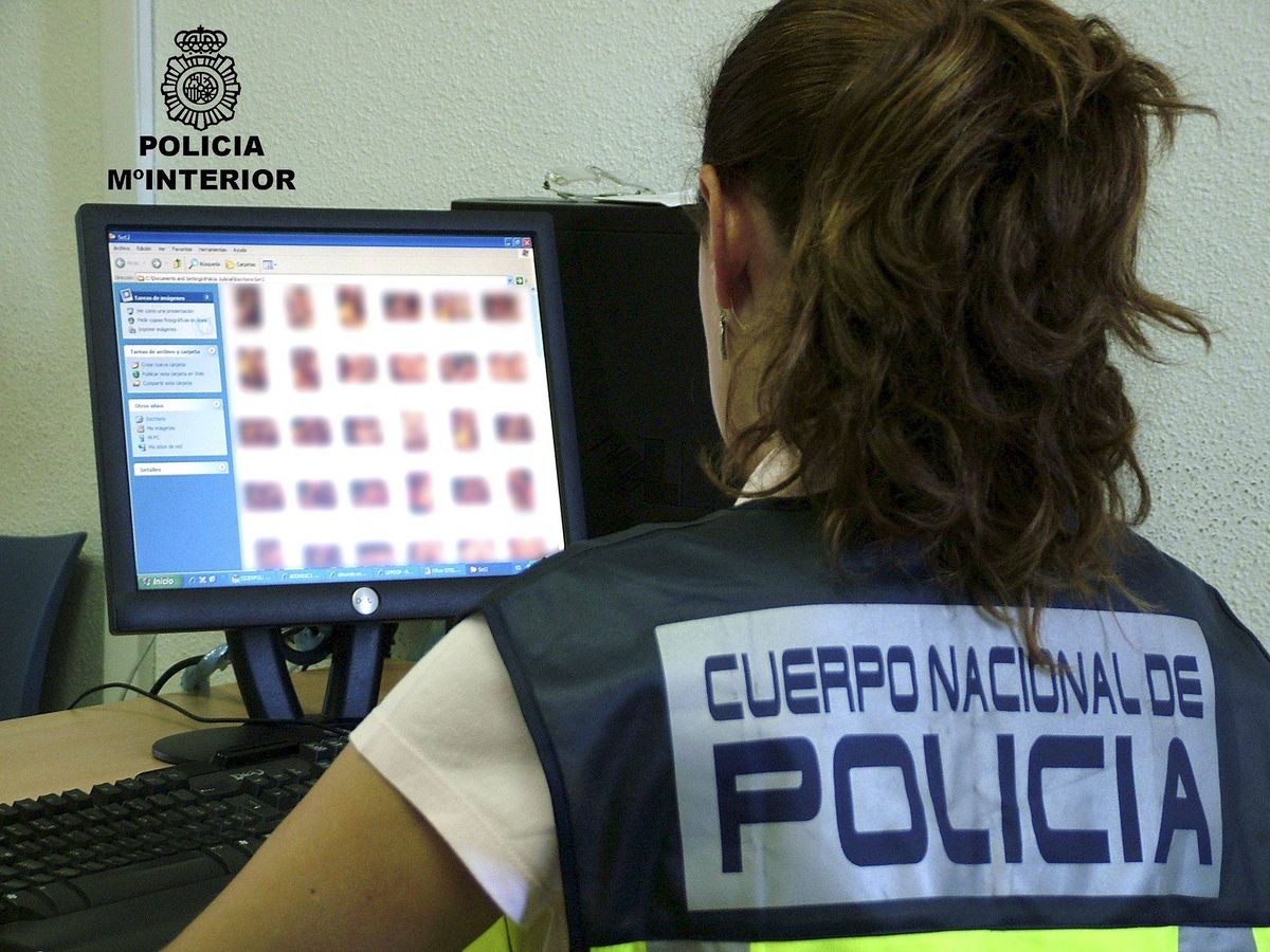 Foto: La Policía Nacional revisa contenido pornográfico incautado. (EFE)