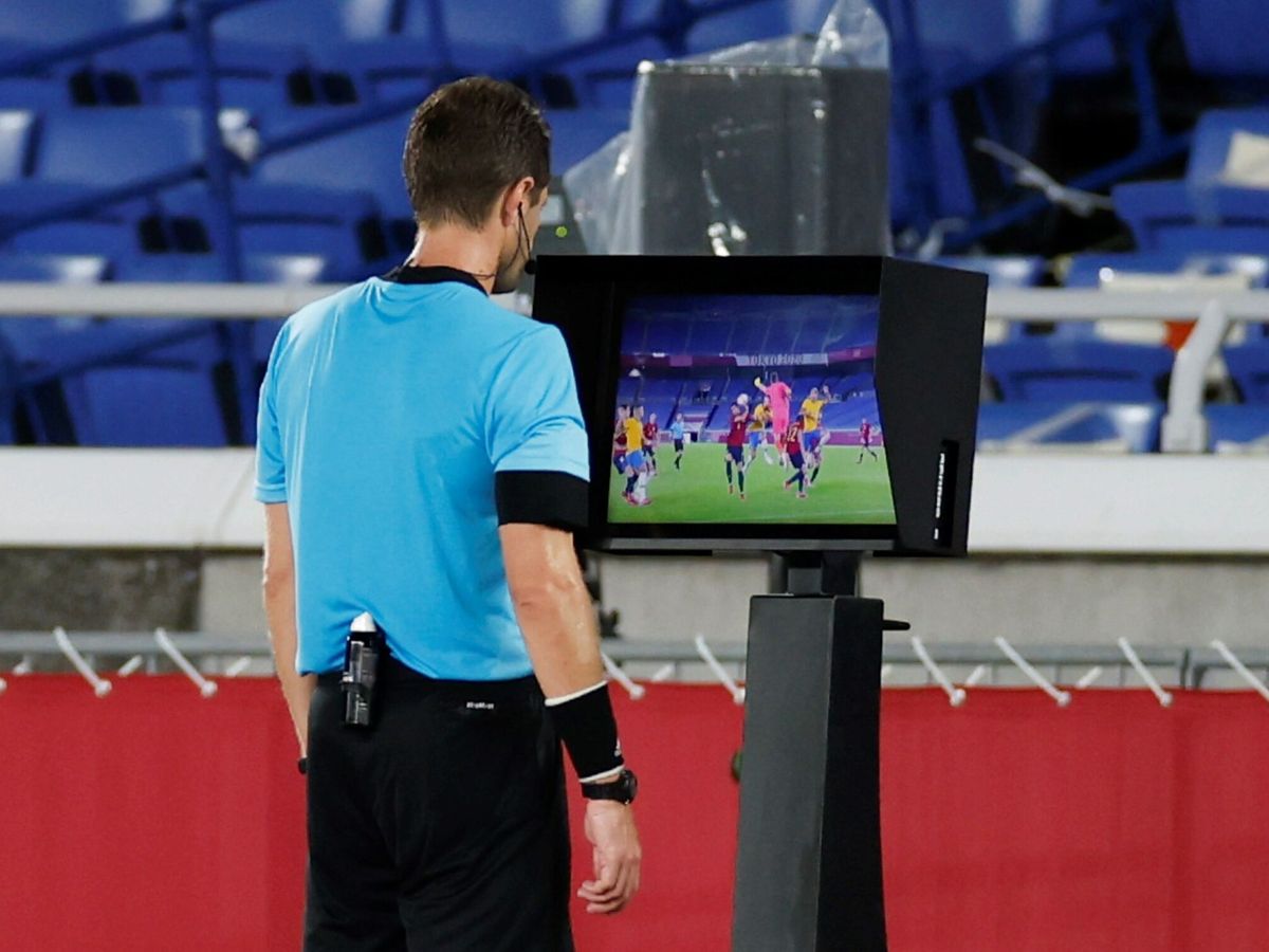 Foto: Un árbitro comprueba un posible penalti. (EFE)