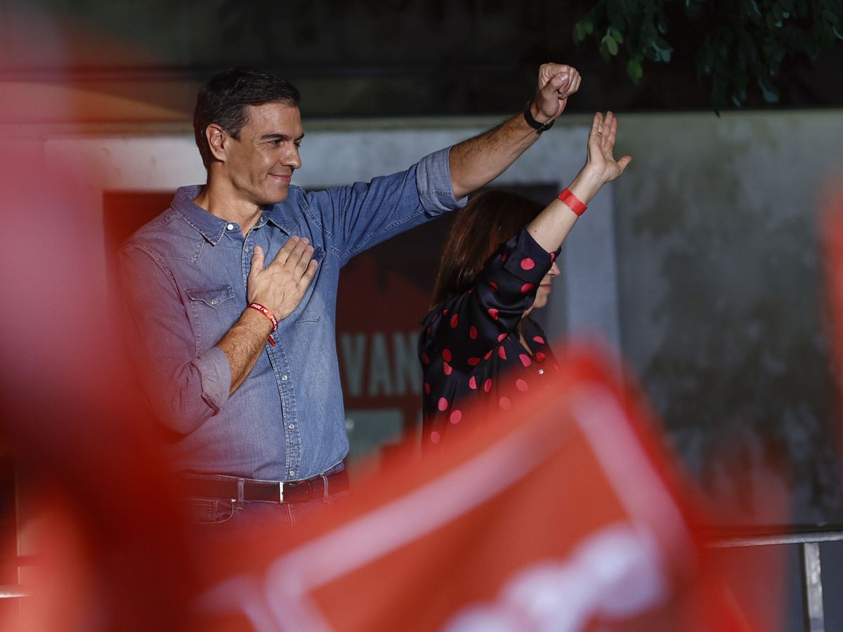 Foto: El líder del PSOE, Pedro Sánchez, saluda a los simpatizantes que han acudido a la sede del partido. (EFE/Rodrigo Jiménez)