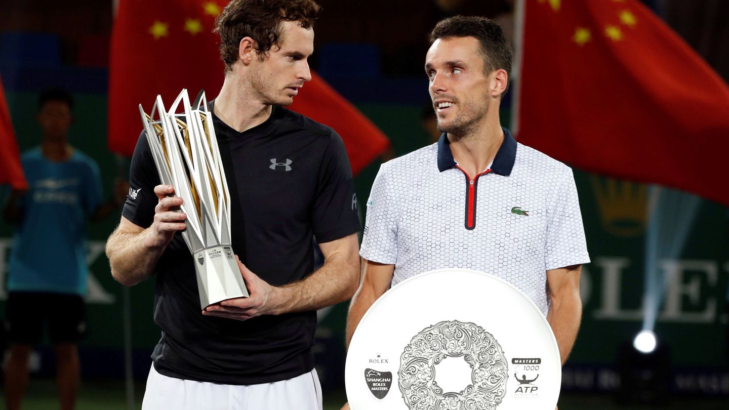 Roberto Bautista y Andy Murray con sus premios en Shanghai (REUTERS)