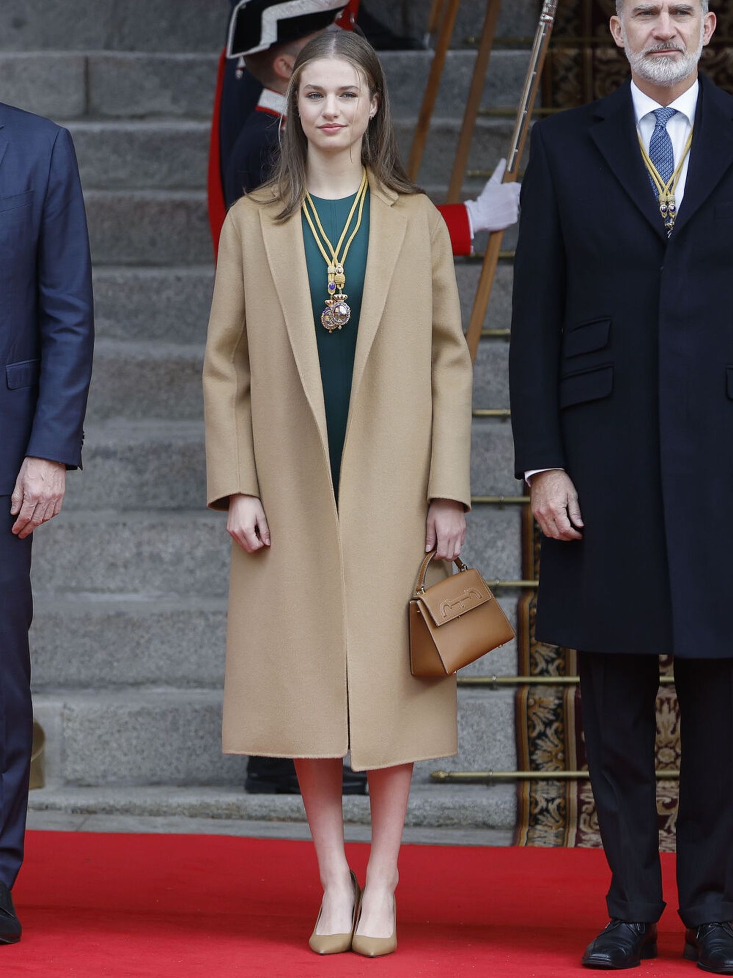 Leonor en noviembre con el mismo abrigo y el mismo bolso que doña Letizia. (EFE/Mariscal)