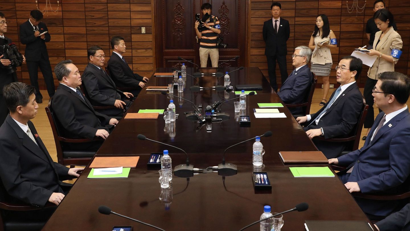 Representantes de las dos Coreas, en la reunión para preparar la cumbre (EFE/Hong Geum-pyo)
