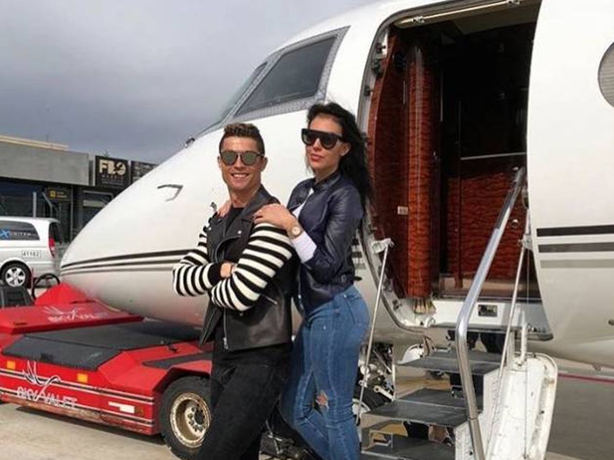 Foto: Cristiano y Georgina, frente a su jet privado. (IG @cristiano) 
