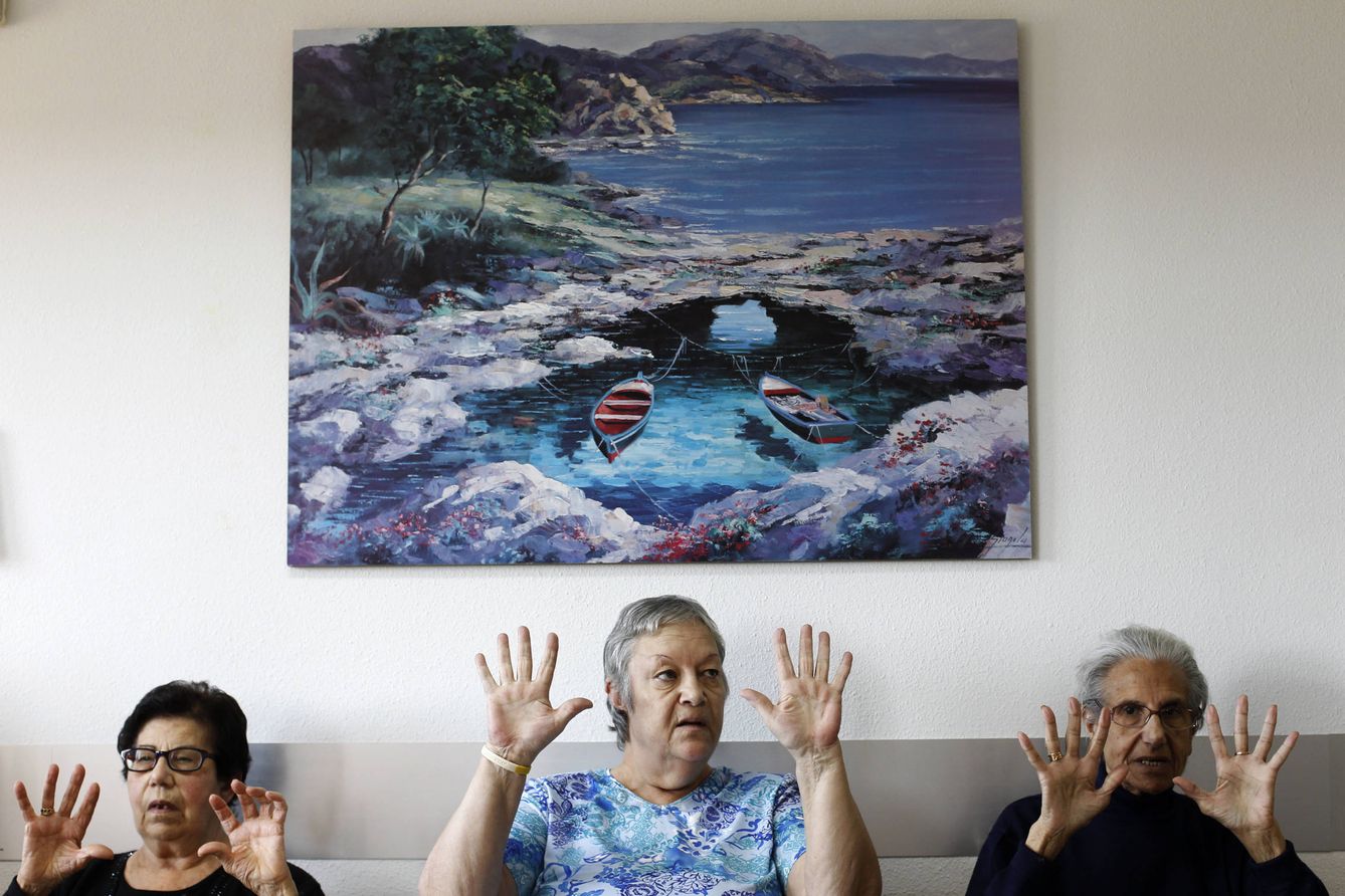 Mujeres hacen ejercicios en una residencia de Peleas de Abajo (Susana Vera / Reuters)