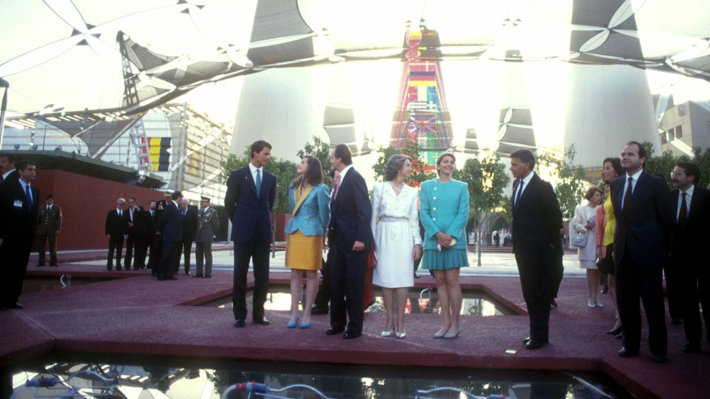 Los Reyes y sus hijos, en la inauguración de la Expo. (CP)