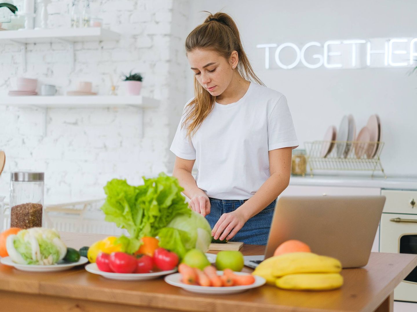 Incluir frutas y verduras de temporada cuida de nuestra salud. (Pexels/Anna Shvets)