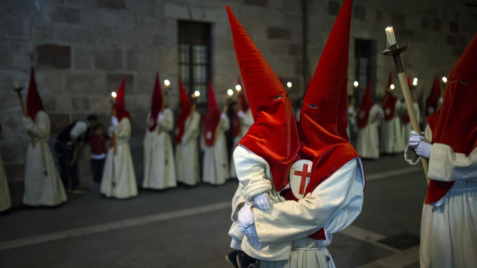 Foto: Procesión del Silencio de la hermandad del 'Cristo de las Injurias' en Zamora. (AP)