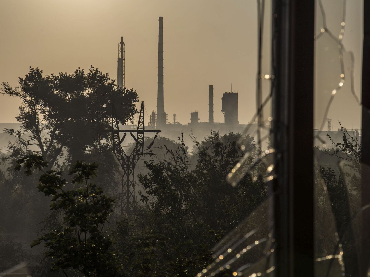 La planta química de Azot desde una ventana rota de Severodonetsk. (EFE/ OLEKSANDR RATUSHNIAK)