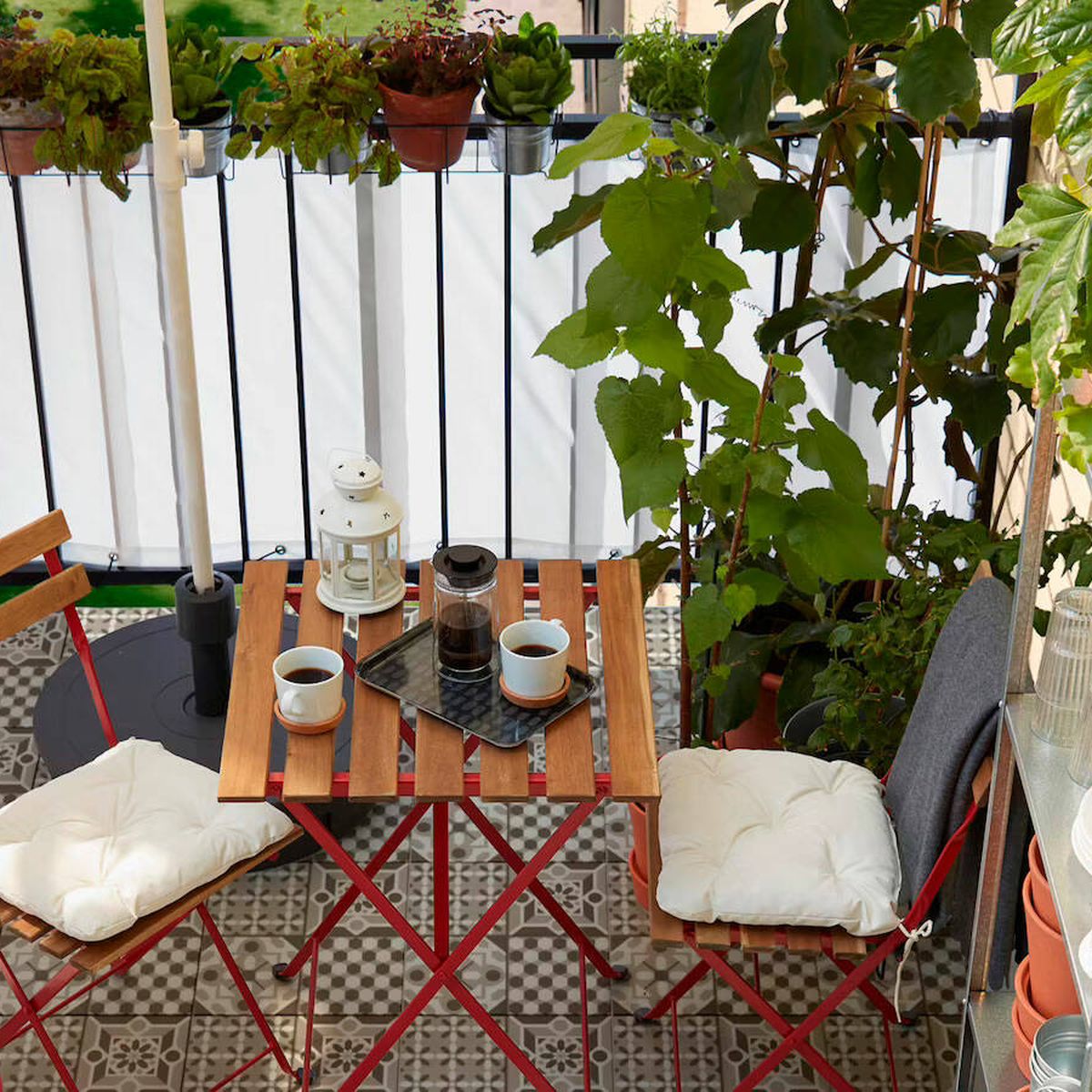 italiano lápiz salario IKEA | Cómo convertir un pequeño balcón en un jardín lleno de vida y plantas