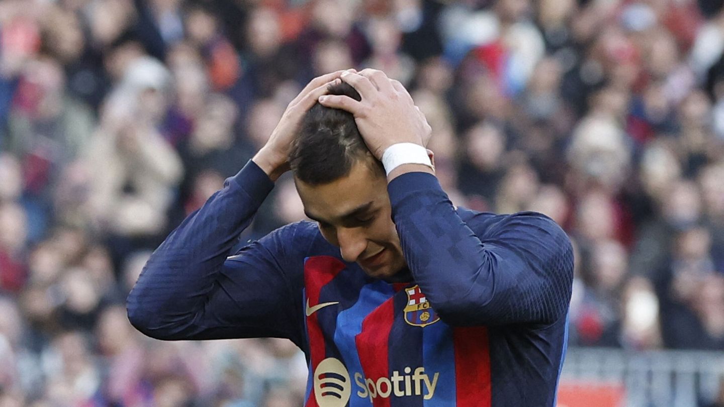 Ferran Torres se lamenta tras fallar el penalti ante el Valencia. (Reuters/Susana Vera)