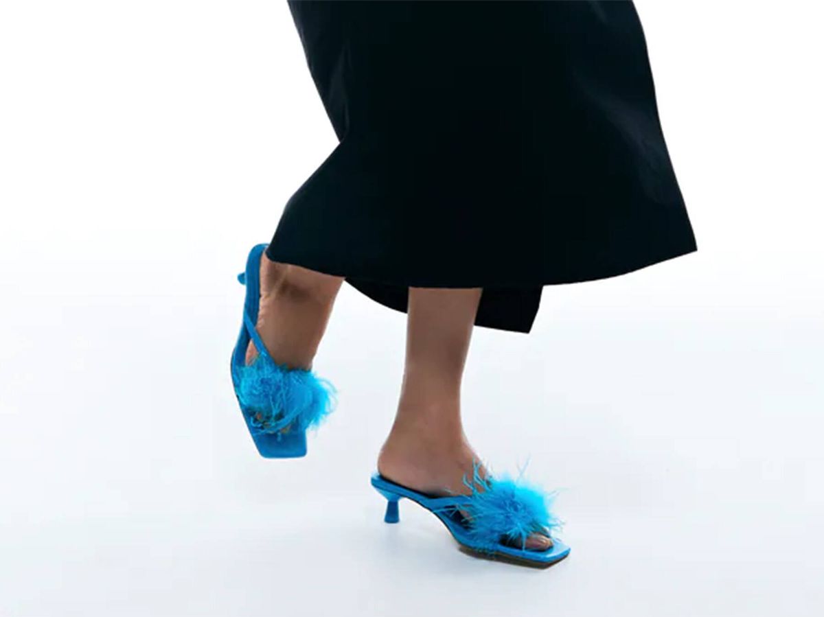 Foto: Las sandalias con detalle de plumas que tiene a la venta Zara. (Cortesía)