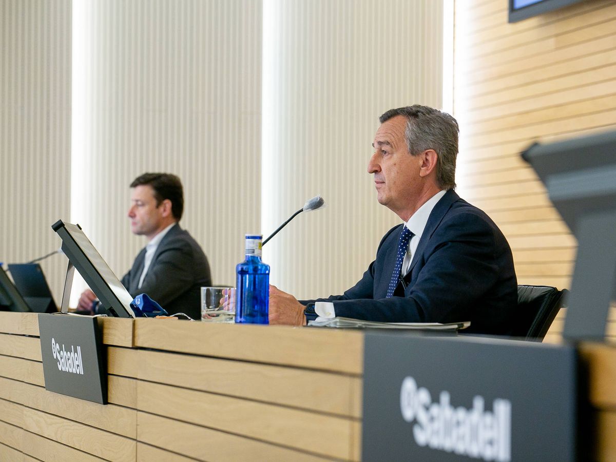 Foto: González-Bueno (d), CEO de Sabadell, y Leopoldo Alvear, director financiero. (EFE)