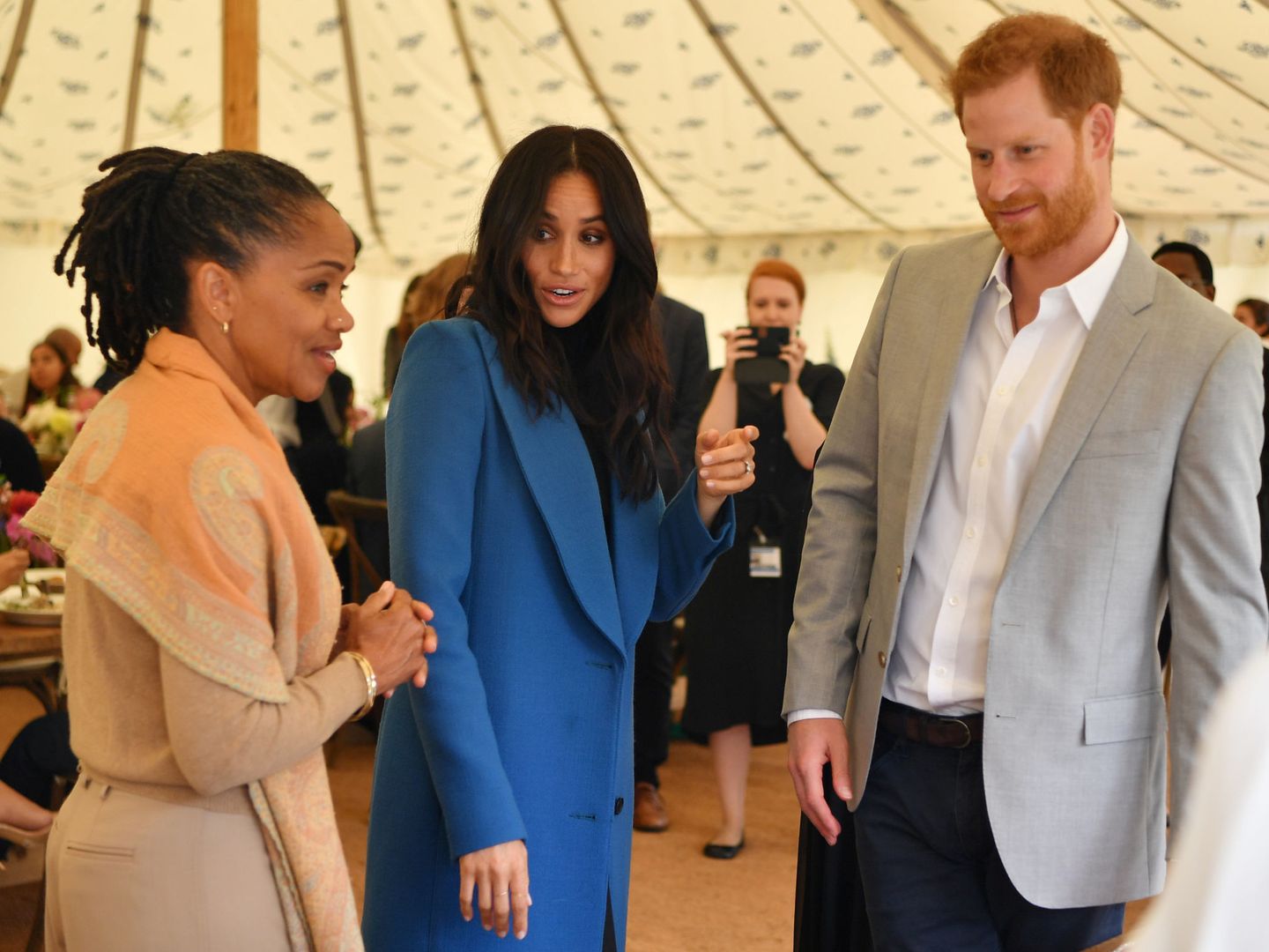 Doria Ragland, junto a Meghan Markle y el príncipe Harry. (Reuters)