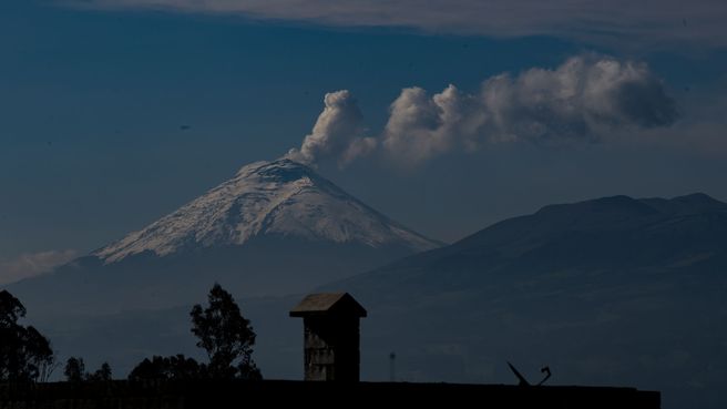 Foto de El volcán Cotopaxi emite gases y ceniza