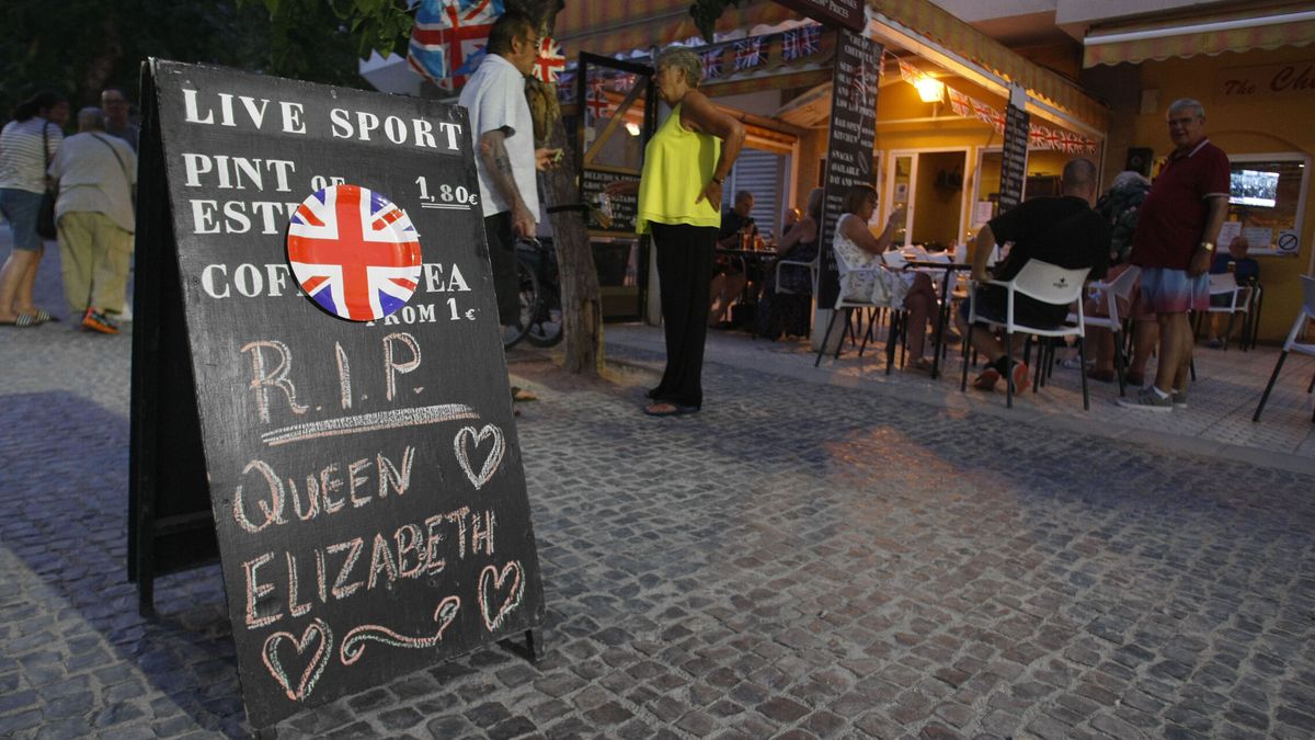Los británicos pasan el duelo por Isabel II en Benidorm: el turismo inglés supera al nacional