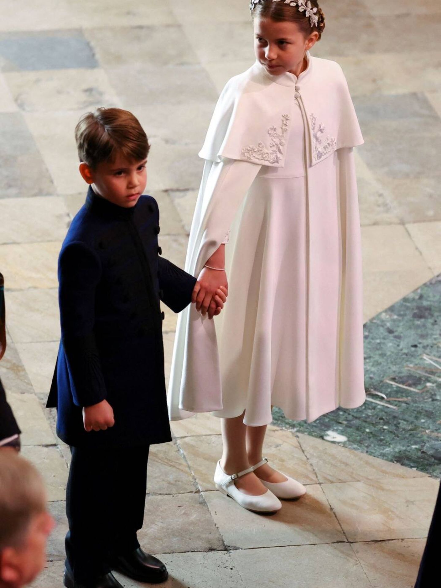 La princesa Charlotte toma de la mano a su hermano Louis. (Reuters)