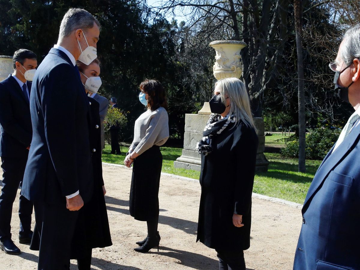 Foto: El rey Felipe VI conversa con Mari Mar Blanco durante un acto de Estado (EFE/Ballesteros)