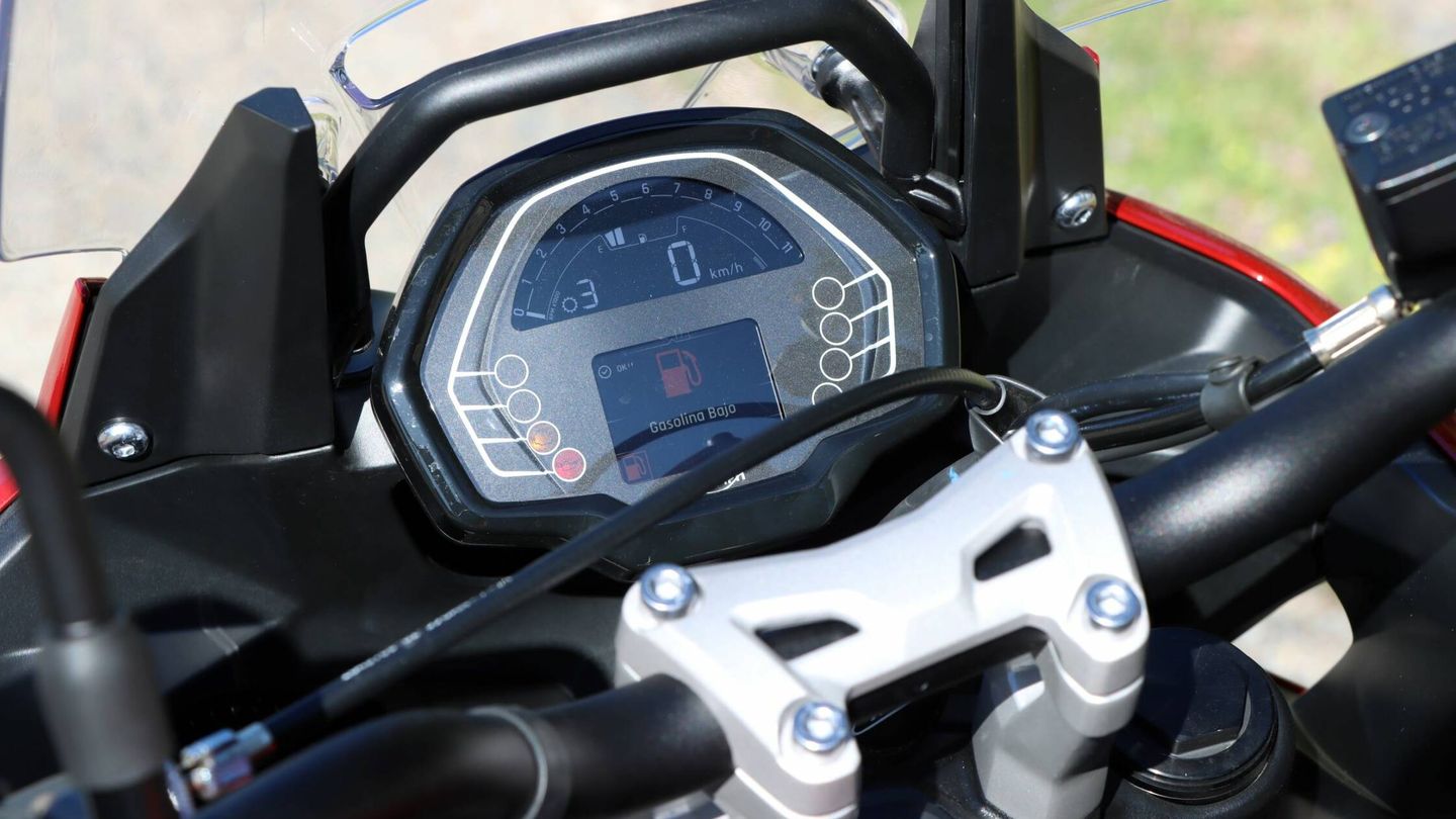 En la línea de la moto, la instrumentación cuenta con una pantalla TFT muy básica con la información precisa.