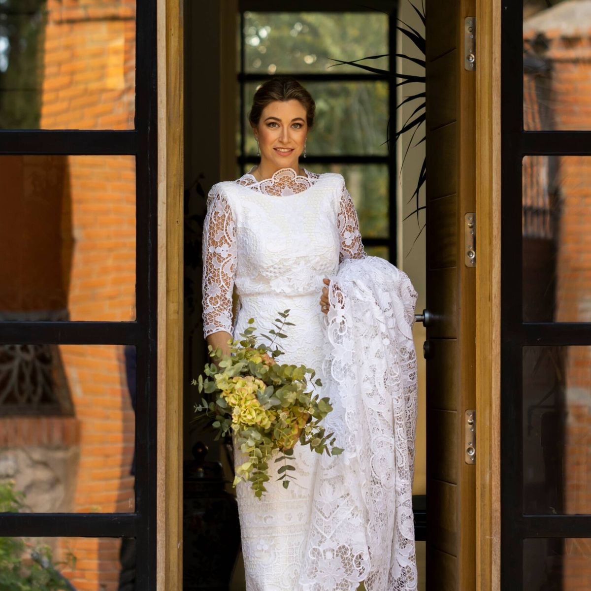 El día de Lucía: boda multitudinaria, vestido de novia reliquia y enclave  industrial