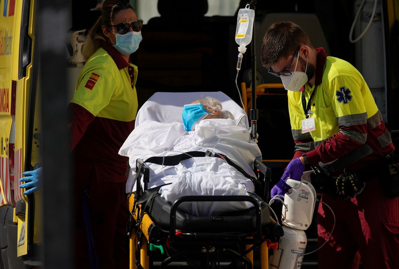 Un hombre es llevado al hospital con síntomas de covid-19 durante el pico de la pandemia. (Reuters)